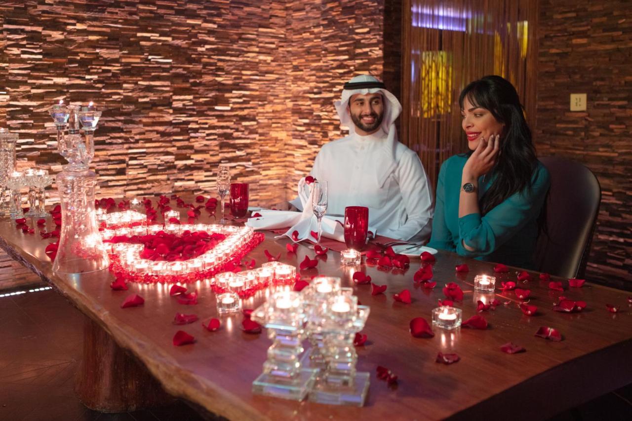 Jumeirah Messilah Beach Kuwait Kuwait City Eksteriør billede A couple at a restaurant in Dubai