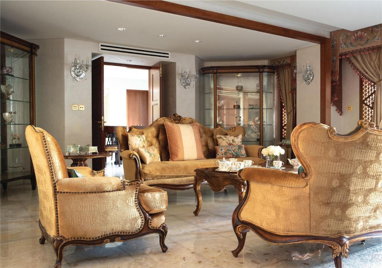 Jumeirah Messilah Beach Kuwait Kuwait City Eksteriør billede A living room in a luxury home