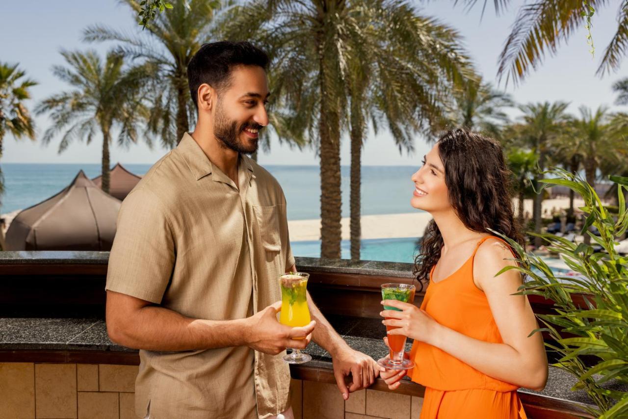 Jumeirah Messilah Beach Kuwait Kuwait City Eksteriør billede A couple at Jumeirah Beach Hotel