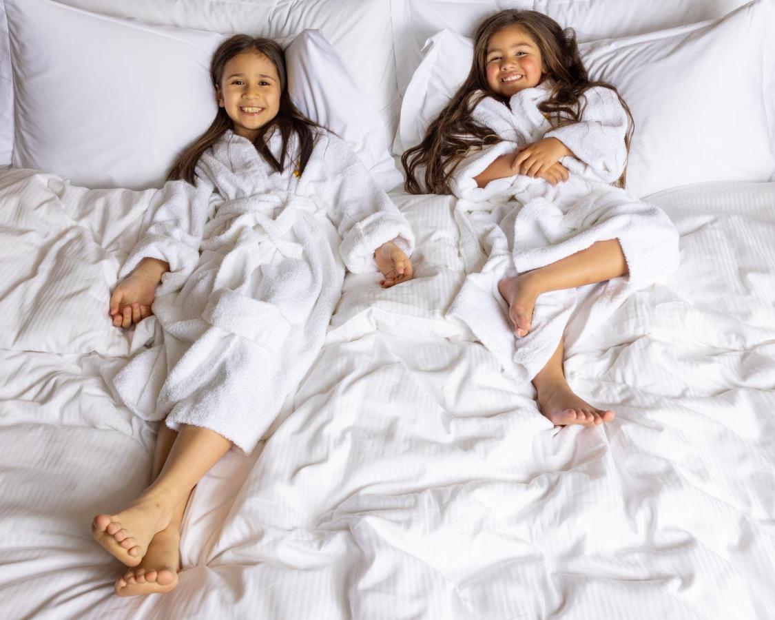 Jumeirah Messilah Beach Kuwait Kuwait City Eksteriør billede Two girls wearing bathrobes