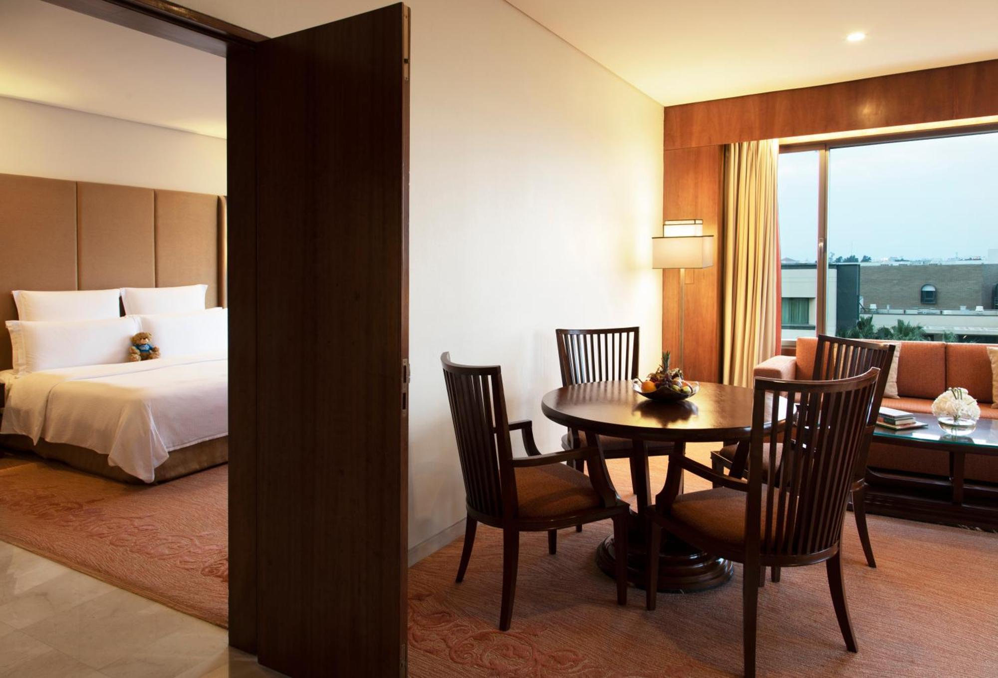Jumeirah Messilah Beach Kuwait Kuwait City Eksteriør billede A suite at the hotel