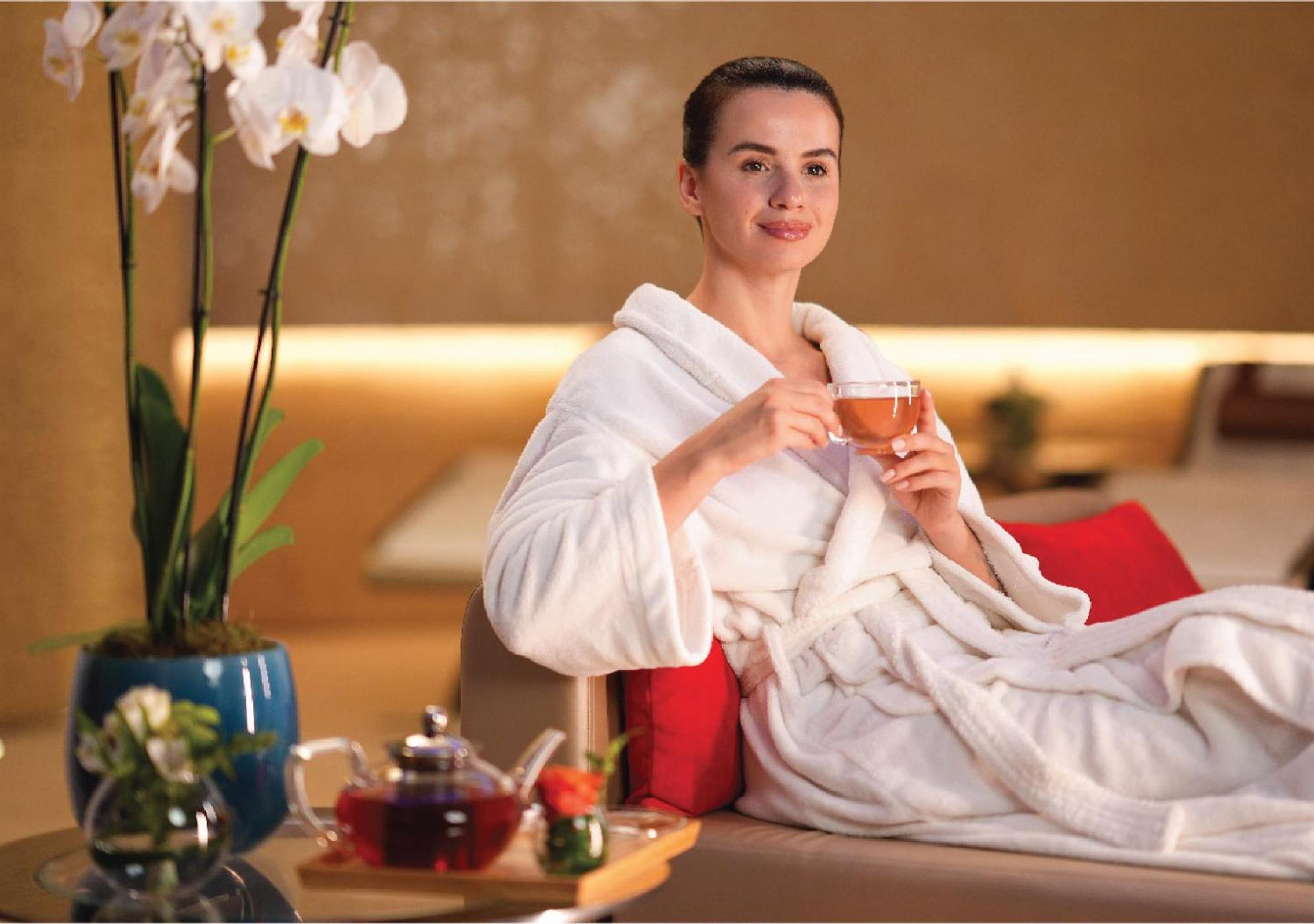Jumeirah Messilah Beach Kuwait Kuwait City Eksteriør billede A woman wearing a bathrobe