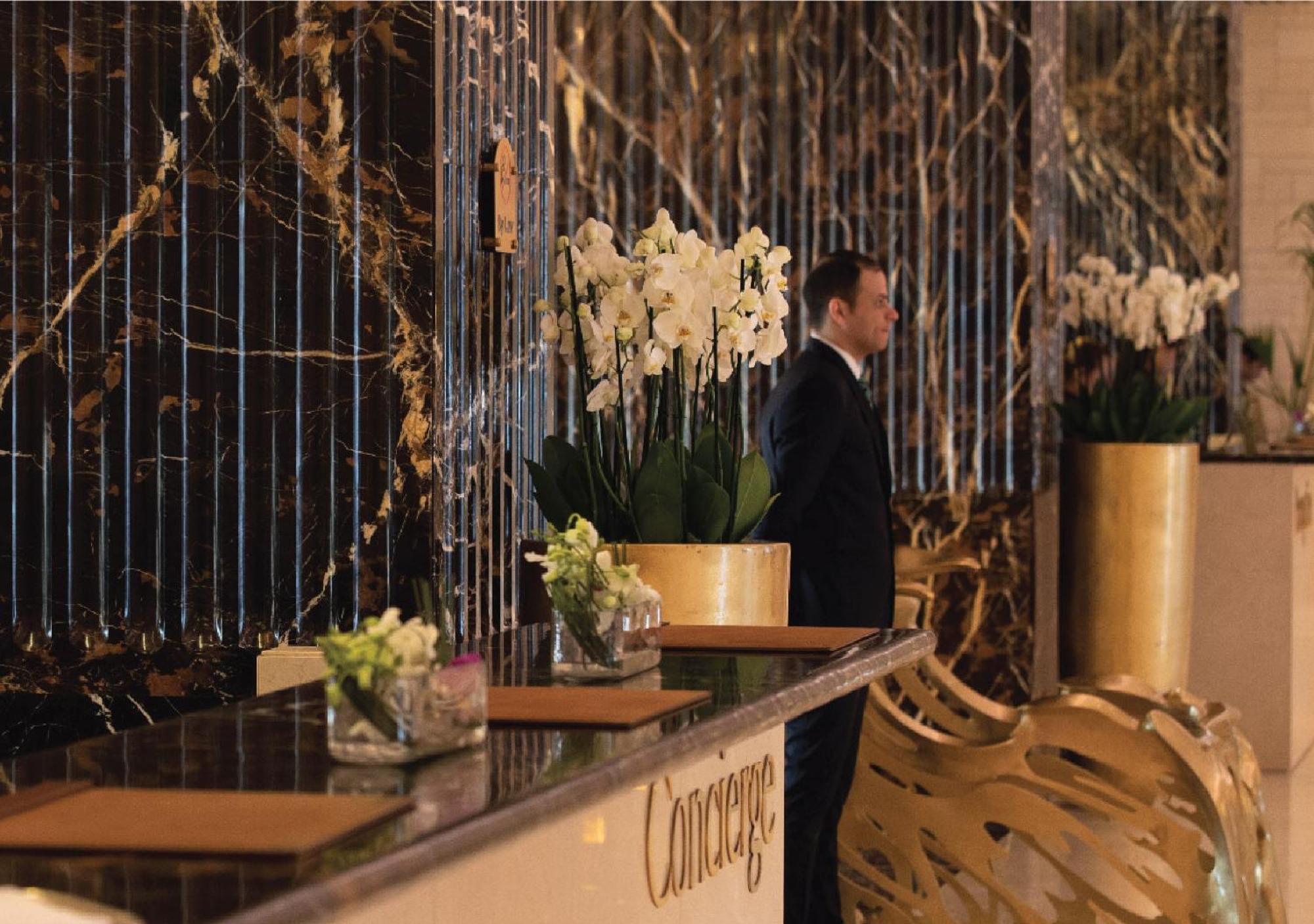 Jumeirah Messilah Beach Kuwait Kuwait City Eksteriør billede Concierge at the Concierge Desk