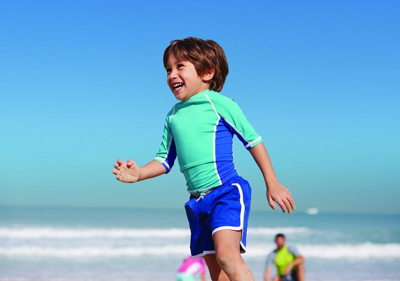 Jumeirah Messilah Beach Kuwait Kuwait City Eksteriør billede A child wearing a rash vest
