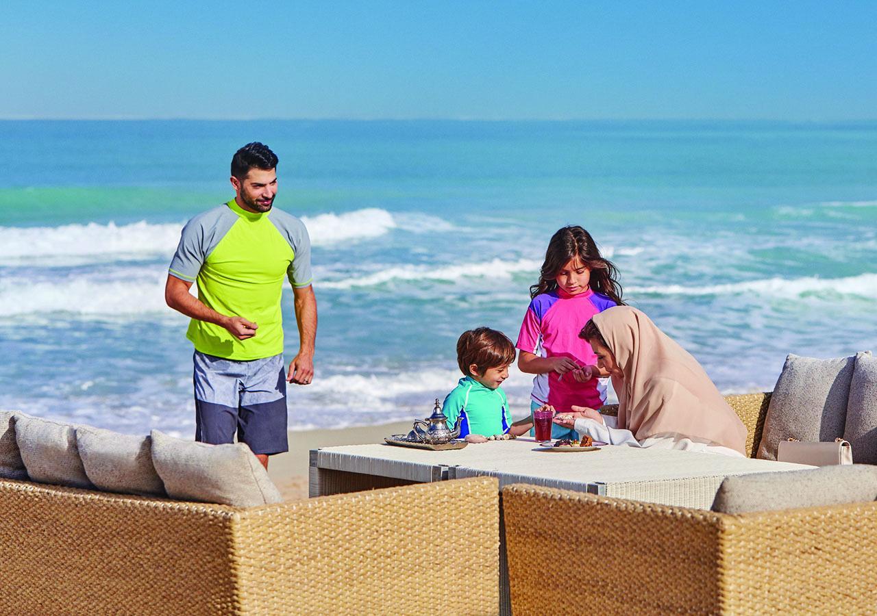 Jumeirah Messilah Beach Kuwait Kuwait City Eksteriør billede Family at the beach