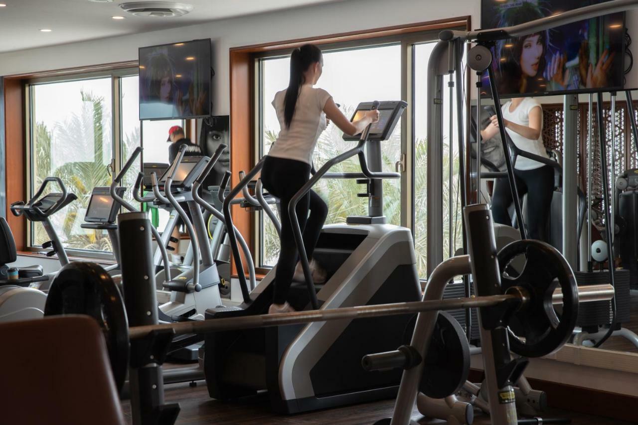 Jumeirah Messilah Beach Kuwait Kuwait City Eksteriør billede A woman on a cross trainer